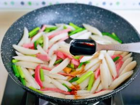 再加入一勺酱油。