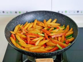 小火翻炒均匀。