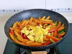 最后加入煎好的鸡蛋。