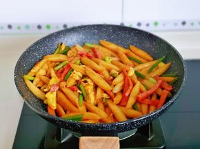 快速翻炒均匀，关火出锅。