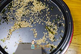 白芝麻也放在锅里炒一炒会更香