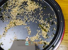 白芝麻也放在锅里炒一炒会更香