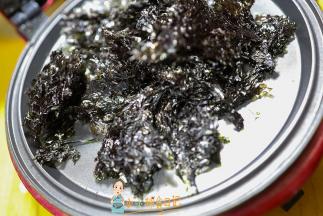 平底锅烧热放入紫菜