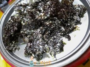 平底锅烧热放入紫菜