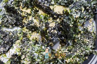 不打粉就这样撒点芝麻当零食吃也是超级美味哦 跟吃海苔一样价格却便宜很多