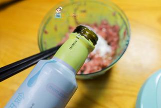 加入植物油这个也很重要，可以让牛肉吃起来更嫩