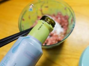 加入植物油这个也很重要，可以让牛肉吃起来更嫩