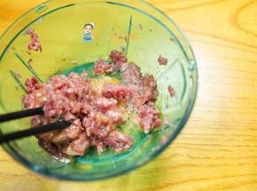 把鸡蛋液、玉米淀粉放入牛肉里面混合均匀