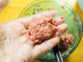 用手把肉团成肉饼