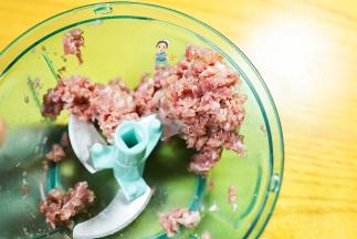 把牛肉全部用拉拉神器切碎也可以自己用刀剁碎，千万不要去菜场用那个绞肉机，太脏了，我是买的冷冻的独立真空包装的m5级别的牛排，雪花分步均匀，牛肉口感很好