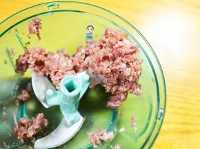 把牛肉全部用拉拉神器切碎也可以自己用刀剁碎，千万不要去菜场用那个绞肉机，太脏了，我是买的冷冻的独立真空包装的m5级别的牛排，雪花分步均匀，牛肉口感很好