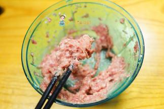 用筷子顺时针搅拌1-2分钟，搅拌成这样