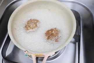 因为这个肉饼厚所以加一点水煮熟煮透孩子要吃全熟的牛肉