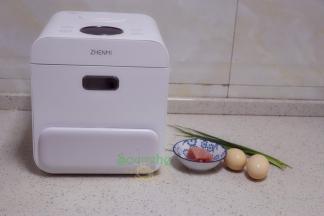 食材：鸡蛋2个、猪瘦肉20克、香葱10克、花生油少许、生抽少许、食用盐少许、生姜末、生粉。