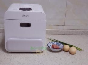 食材：鸡蛋2个、猪瘦肉20克、香葱10克、花生油少许、生抽少许、食用盐少许、生姜末、生粉。