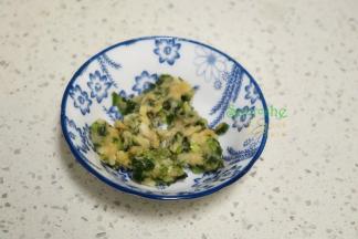 猪瘦肉清洗干净，切薄片，然后剁碎，放盐、花生油、生粉、生姜剁碎、生粉、香葱倒入碗里搅拌均匀。因为少，所以用一个小碗即可。