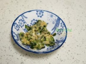 猪瘦肉清洗干净，切薄片，然后剁碎，放盐、花生油、生粉、生姜剁碎、生粉、香葱倒入碗里搅拌均匀。因为少，所以用一个小碗即可。