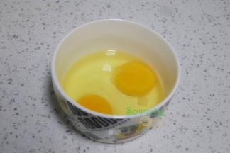 鸡蛋清洗外壳，去壳，用筷子顺时针快速搅拌均匀。为什么要清洗外壳，因为鸡蛋外壳有可能有鸡屎，还有其他细菌，所以要清洗干净。