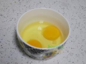 鸡蛋清洗外壳，去壳，用筷子顺时针快速搅拌均匀。为什么要清洗外壳，因为鸡蛋外壳有可能有鸡屎，还有其他细菌，所以要清洗干净。