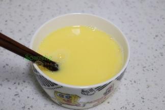 温水100克加少许盐搅拌均匀，接着加入鸡蛋液加一起搅拌均匀。如果有泡沫，可以用勺子撇掉，蒸出来的鸡蛋无蜂窝。