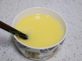 温水100克加少许盐搅拌均匀，接着加入鸡蛋液加一起搅拌均匀。如果有泡沫，可以用勺子撇掉，蒸出来的鸡蛋无蜂窝。