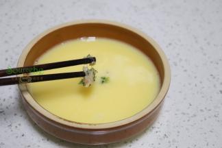 把肉末放入蒸盘，接着到倒入搅拌的鸡蛋液，轻轻搅拌均匀，让肉末在鸡蛋液里分布均匀。