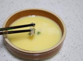 把肉末放入蒸盘，接着到倒入搅拌的鸡蛋液，轻轻搅拌均匀，让肉末在鸡蛋液里分布均匀。