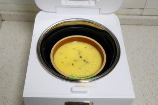 锅里倒入适量的冷水，然后放入蒸盘，合上盖子，蒸8分钟。我用的是臻米X6电饭锅蒸，如果蒸锅蒸鸡蛋要用小火，旺火蒸鸡蛋容易蜂窝。