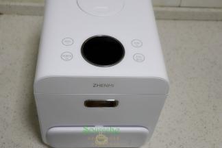 蒸熟的鸡蛋不需要马上出锅，焖2分钟之后端出来，然后放香葱，烧热的花生油、生抽。