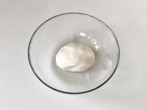 糯米粉与温水混合，用手揉成软硬适中的面团。