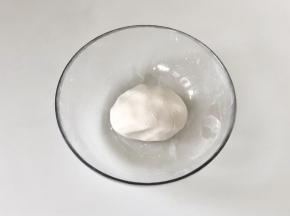 糯米粉与温水混合，用手揉成软硬适中的面团。