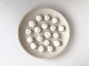 先把糯米面团揉成一根长条，然后均匀的分成一个个小剂子，接着把小剂子搓圆稍微压扁（这样在煎的时候不容易开裂）。