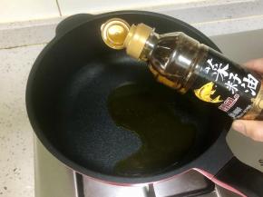 不粘锅里倒入菜籽油，烧热。