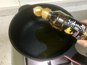 不粘锅里倒入菜籽油，烧热。
