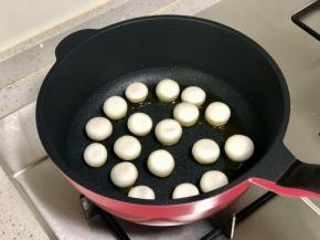 然后转中小火，把汤圆放进去煎，注意不要把汤圆挨在一起，要留出间隙，否则容易粘住，待两面都煎透了就不会粘了。