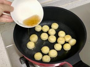 汤圆煎至两面金黄即可，这时淋入老酒，比较地道的油汤圆用的是花雕酒，如果没有，可以用我们平时烹饪用的料酒，我用的是古越龙山的黄酒。