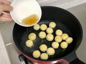 汤圆煎至两面金黄即可，这时淋入老酒，比较地道的油汤圆用的是花雕酒，如果没有，可以用我们平时烹饪用的料酒，我用的是古越龙山的黄酒。