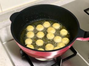 加入适量开水，加多少水具体参考汤圆的大小，够将汤圆煮熟的水量即可，不用太多，因为最后需要收汁。
