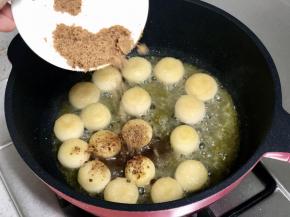 接着加入红糖，我用了15克，可根据你喜欢的甜度调整。