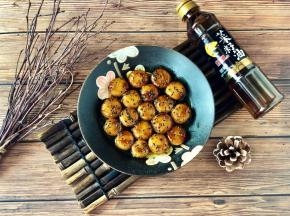 装盘后撒上一些熟黑芝麻，完成！