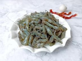 河虾用水洗净 ，沥干备用。