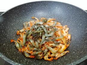 等油温升高快速倒入河虾爆炒。