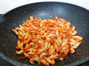 爆炒至河虾虾壳呈红色。