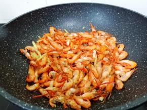 爆炒至河虾虾壳呈红色。