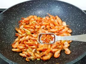 加辣椒粉少许。