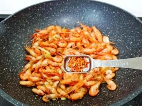 加辣椒粉少许。