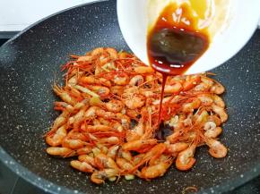 加入调好的料汁。