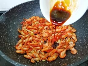 加入调好的料汁。