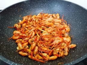 快速将调味料翻炒均匀。