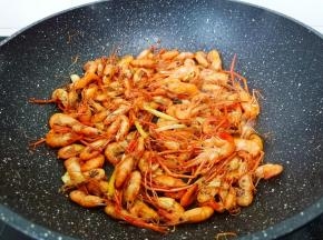 快速将调味料翻炒均匀。